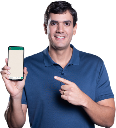 Rafael com celular na mão apontando para seu contato no Whats